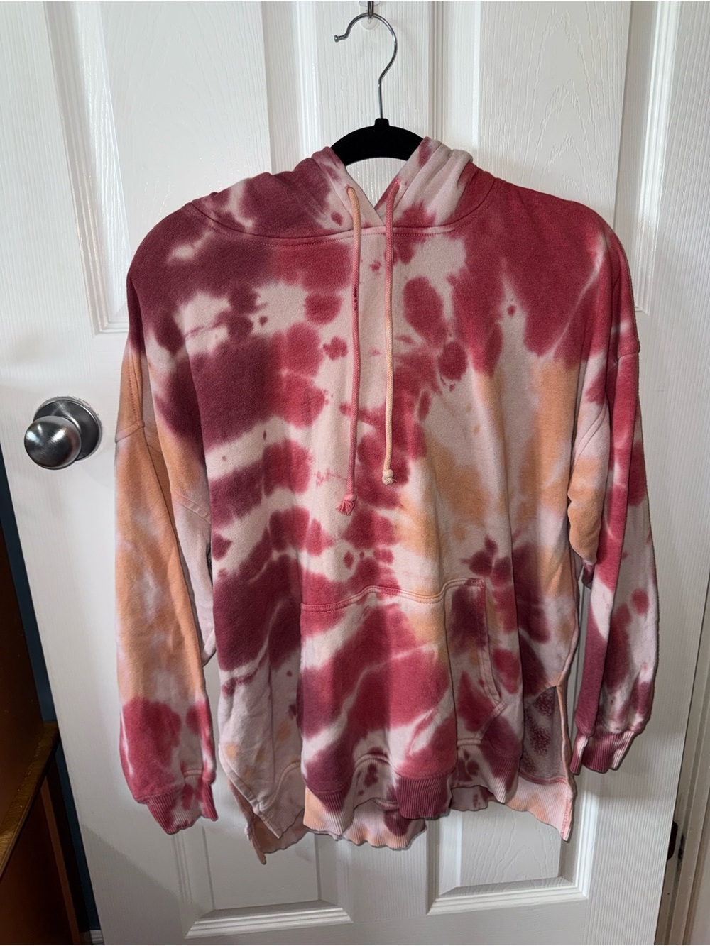 AMERICAN EAGLE - Tie-Dye Hooded Pullover Sweatshirt - Red, Peach & Cream